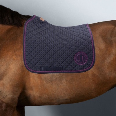 Protetor de sela azul escuro acolchoado com bordas rosa e logótipo H