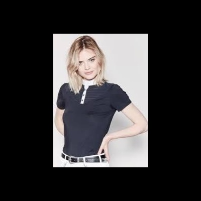 Mulher com camisa preta e gola branca