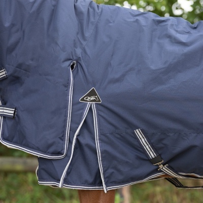 Cobertor azul escuro para cavalo com tiras ajustáveis e marca CUBIA