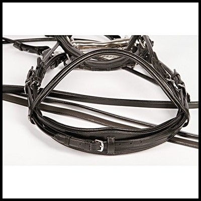Cabresto e rédeas de couro preto para cavalo em fundo branco