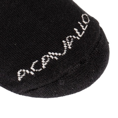 Meia preta com texto branco na ponta