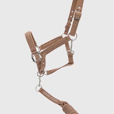 Cabresto para cavalo bege com guia de corda e inscrições HARCOUR.