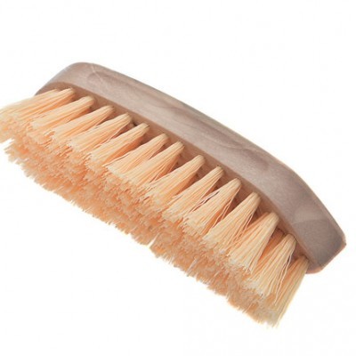 Escova de limpeza com cabo de madeira e cerdas amarelas