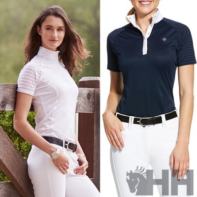 Dois polos femininos para equitação, branco e azul-marinho, usados com calças brancas
