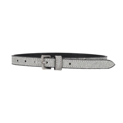 Cinto metálico prateado com fivela quadrada