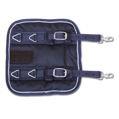 Peça quadrada azul escuro com bordas brancas, cintos com fivelas metálicas e ganchos prateados