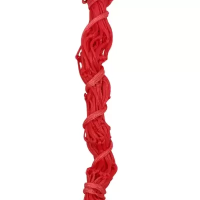 Corda vermelha com ganchos metálicos em fundo branco