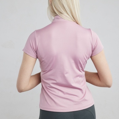 Pessoa de costas a vestir t-shirt rosa claro e calças cinzentas com padrão perfurado