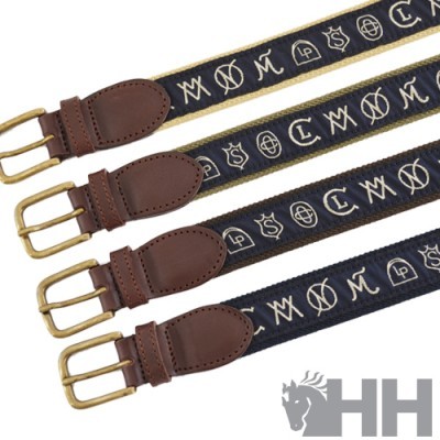 Cinco cintos azul-marinho com símbolos brancos, fivelas douradas e reforços em pele castanha