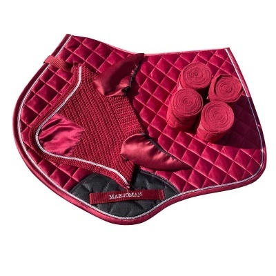 Conjunto equestre vermelho com manta acolchoada, bandagens e touca para orelhas.