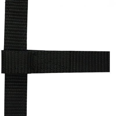 Fita preta texturizada disposta em 'T' sobre fundo branco