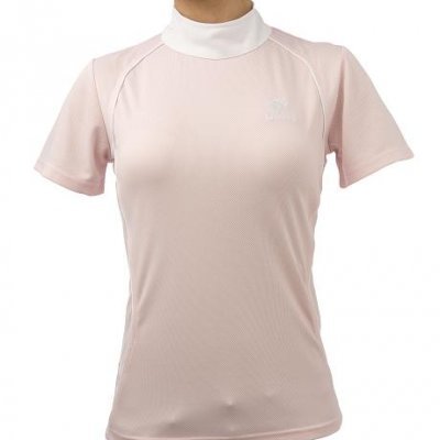 T-shirt feminina rosa clara com gola alta branca e logótipo branco no peito