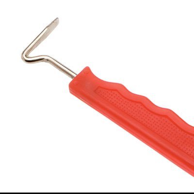 Ferramenta com cabo vermelho e parte metálica curva