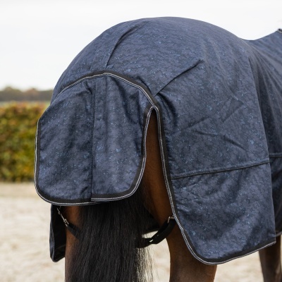 Cobertura azul escura para cavalo com padrão discreto e bordas reforçadas.