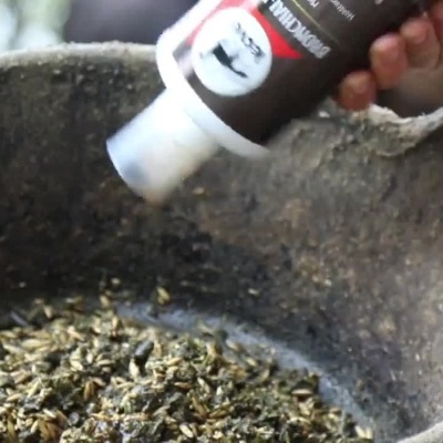 Frasco de xarope para cavalos leovet Bronchial-Elixier com taça de ração e cavalo ao fundo