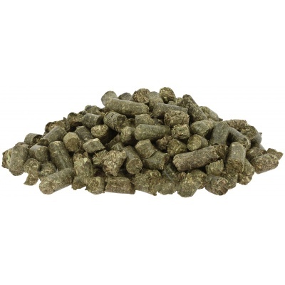 Pellets de material orgânico verde-escuro em pilha sobre fundo branco