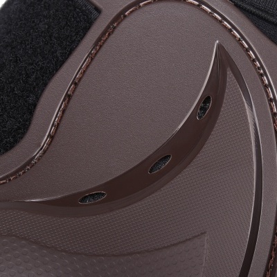 Close-up de peça de equipamento castanho com costuras e tecido preto texturizado