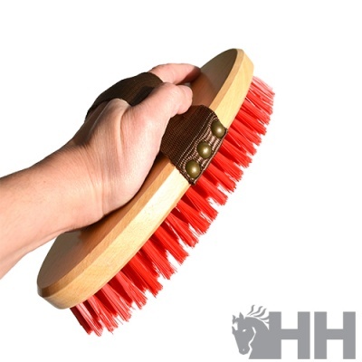 Escova oval de madeira com cerdas vermelhas e alça de tecido castanha