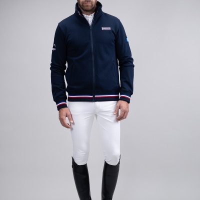 Homem com casaco azul, calças brancas e botas pretas