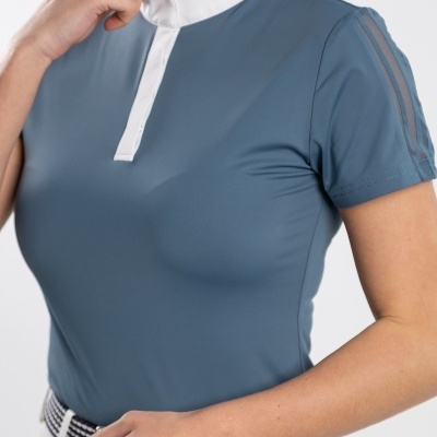 Top desportivo azul com gola branca e botões, mangas curtas com linhas, usado com calças brancas e cinto preto e branco