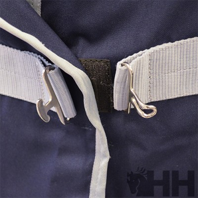 Fecho metálico com tiras brancas em tecido azul escuro com logótipo HH
