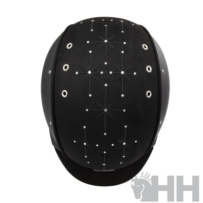 Capacete preto com padrões brancos geométricos e ilhós metálicos