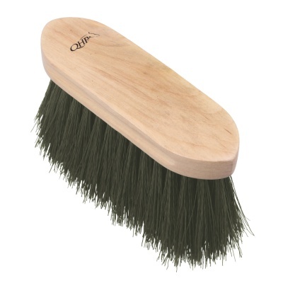Escova de limpeza com cabo em madeira clara e cerdas pretas
