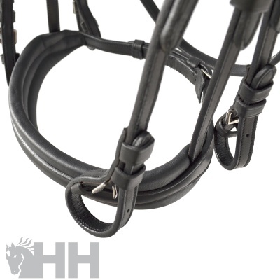 Equipamento equestre em couro preto com tiras e argolas metálicas