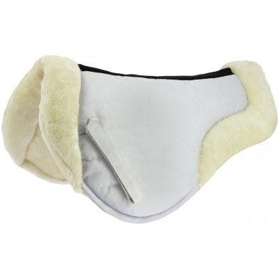 Sela branca com bordas de pelúcia creme e fecho de velcro