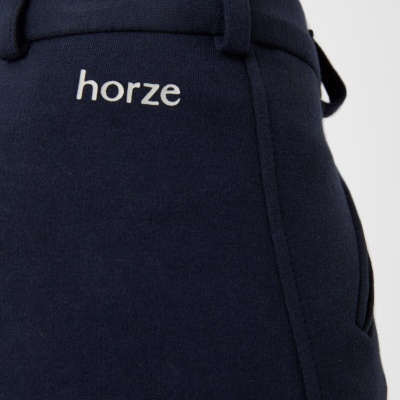 Calças desportivas azuis escuras com bordado 'horze' e camisola branca