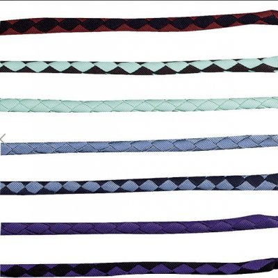 Seis trelas trançadas para animais com padrão colorido e mosquetão dourado.