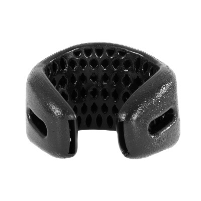 anel preto plástico com interior em padrão de favo de mel