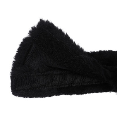 Pantufa preta felpuda vista lateral