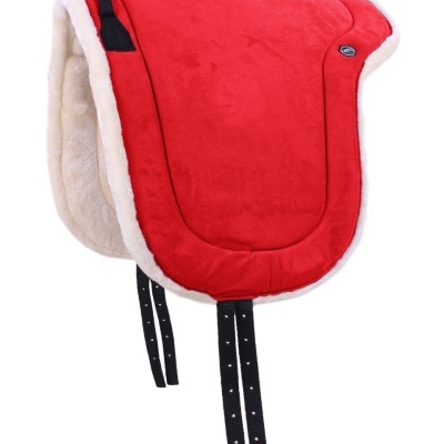 Sela de equitação vermelha com bordas brancas felpudas e tiras pretas