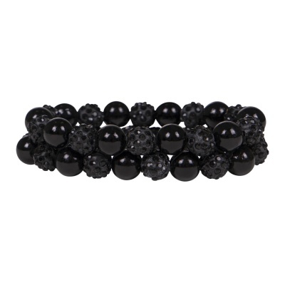 Pulseira de contas negras lisas e texturizadas sobre fundo branco