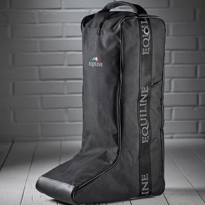 Bolsa preta para botas com logotipo EQUILINE sobre fundo de parede branca e chão de madeira