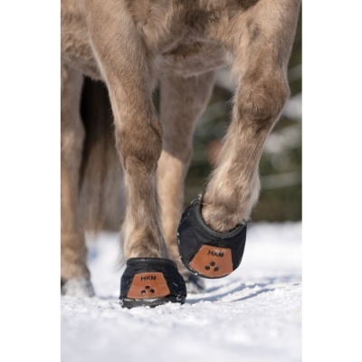 Botas para cavalo HKM em patas dianteiras sobre neve