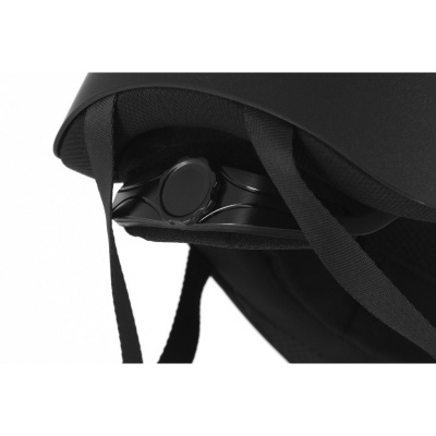 Carrinho de bebé preto com correias pretas