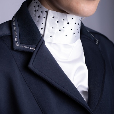 Casaco azul escuro com detalhes em cristais e camisa branca com gola alta decorada