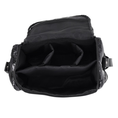 Mochila preta com interior acolchoado e bolso em rede