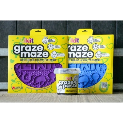 Dois tapetes para alimentação lenta de cavalos Likit Graze Maze em silicone roxo e azul com embalagem amarela e frasco de pasta Likit Graze