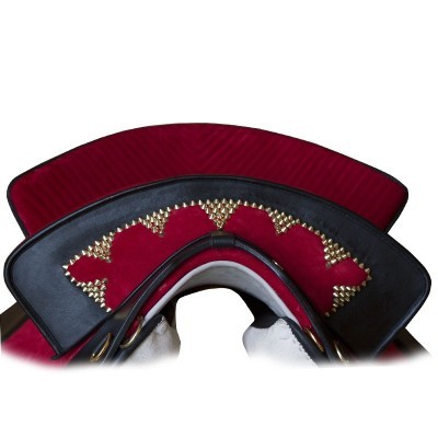 Sela de cavalo vermelha com detalhes dourados sobre base preta