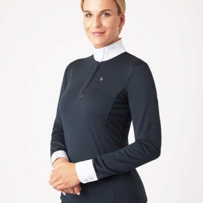 Mulher com camisa de equitação preta com gola e punhos brancos