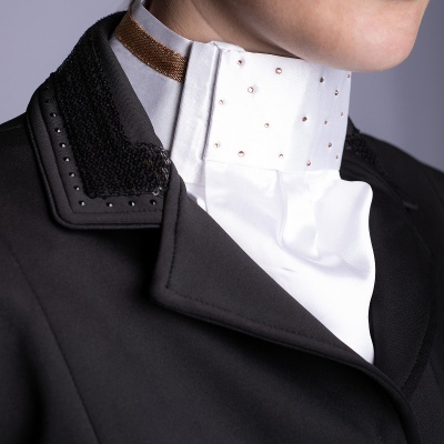 gola branca com cristais e casaco preto com detalhes