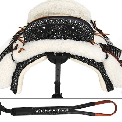 Sela de cavalo preta com padrões brancos e acolchoado branco, com rédea preta e castanha