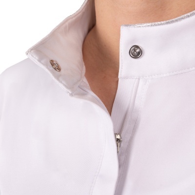 Fecho zíper e gola com botões em camisa ou casaco branco