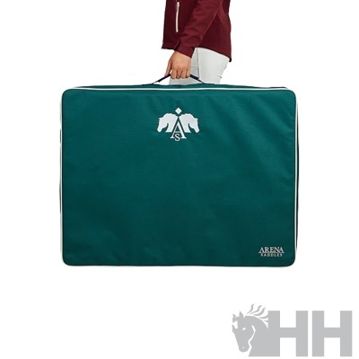 Bolsa ou capa de tecido verde escuro com logo branco e texto ARENA SADDLES