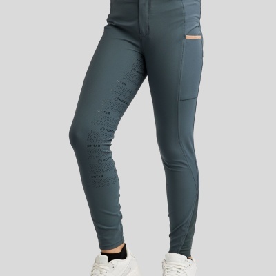 Calças justas azul-acinzentado com estampagem e sapatilhas brancas