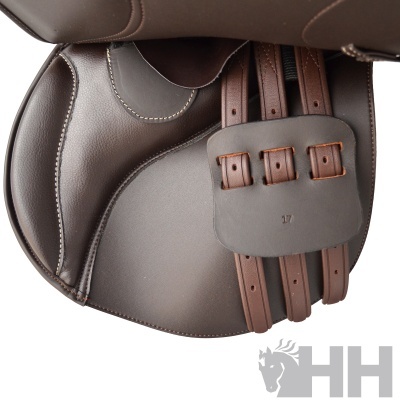 Sela de equitação em couro castanho com tiras ajustáveis e marcação '17'