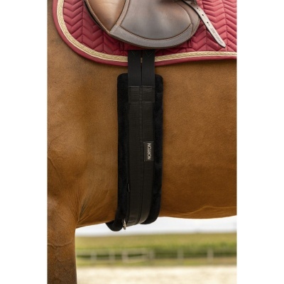 Cinto de montaria preto em cavalo castanho com manta bordô e selim marrom
